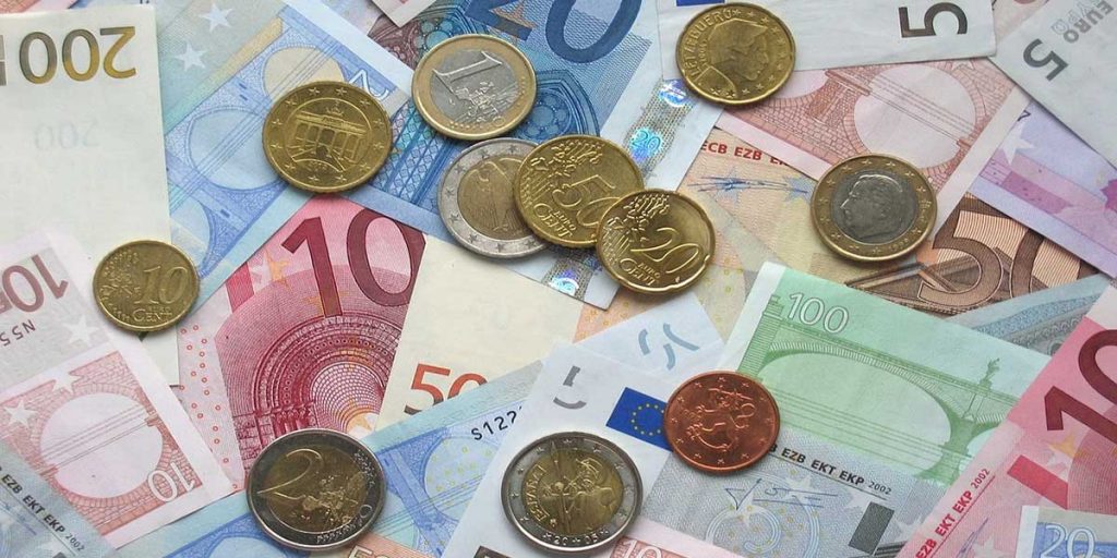 Giù le bollette di luce e gas: le famiglie spenderanno meno
